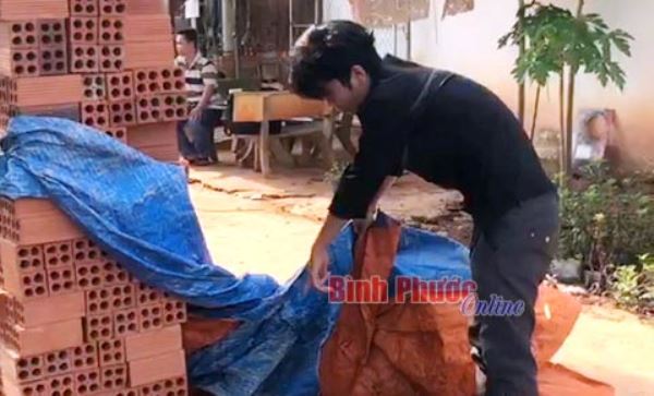 Kẻ gian l&agrave; nh&acirc;n vi&ecirc;n b&aacute;n h&agrave;ng cũ