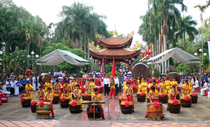 Nhớ ng&agrave;y giỗ Tổ mồng Mười th&aacute;ng Ba