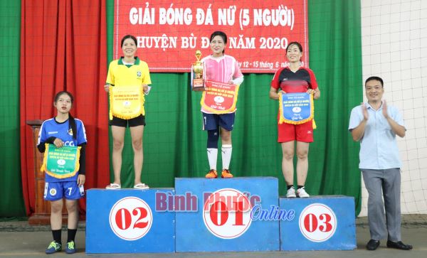 Sôi nổi giải bóng đá nữ 5 người chào mừng Đại hội Đảng bộ huyện Bù Đốp lần thứ XI