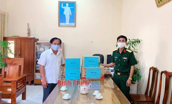 Trung đoàn 719 tặng 1.000 khẩu trang và 50 chai nước rửa tay khô phòng, chống dịch Covid-19