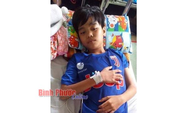 Người mẹ nghèo mong có tiền chữa bệnh cho con