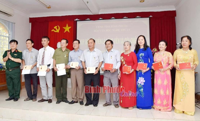 Nh&agrave; thơ Triệu Quốc B&igrave;nh: Thơ ca l&agrave; &ldquo;cứu c&aacute;nh&rdquo; cuộc đời