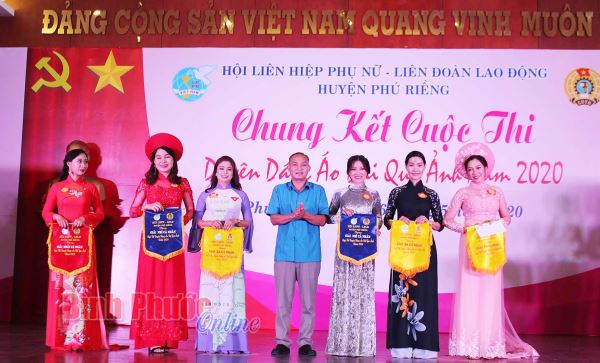 Phan Thị Thanh giải nhất c&aacute; nh&acirc;n &ldquo;Duy&ecirc;n d&aacute;ng &aacute;o d&agrave;i qua ảnh&rdquo; 