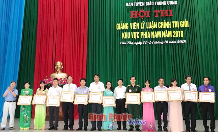 Học B&aacute;c, hết m&igrave;nh với c&ocirc;ng việc