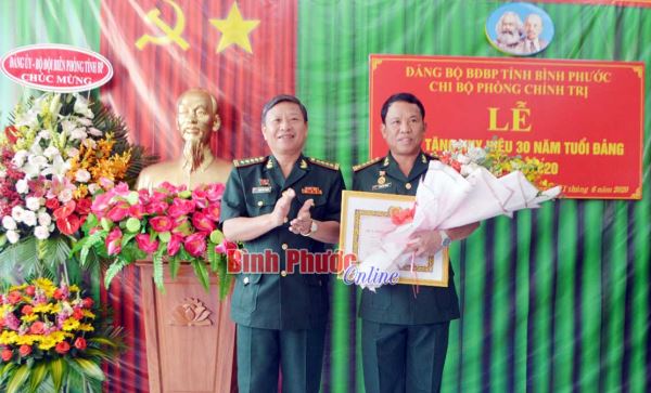 Trao Huy hiệu 30 năm tuổi Đảng cho Phó chính ủy Bộ đội Biên phòng tỉnh