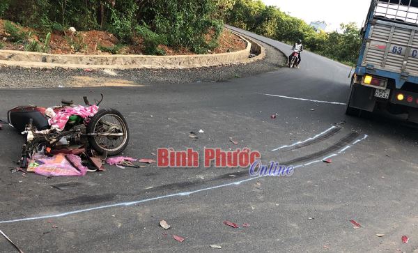 Xe máy ôm cua va quẹt với xe tải: 2 người bị thương