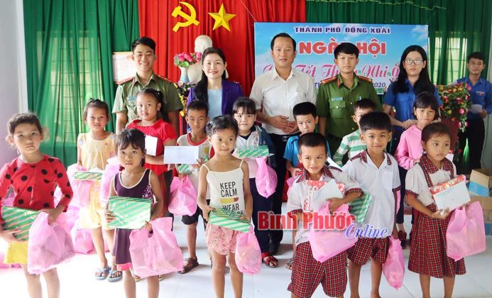 Trẻ em vui tết thiếu nhi