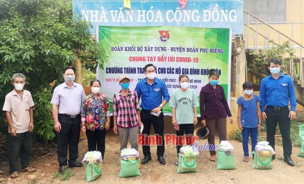 100 phần quà tặng người nghèo, cận nghèo xã Phú Riềng