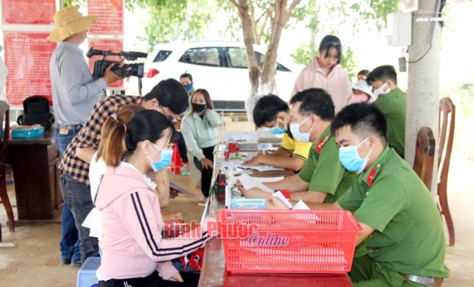 C&ocirc;ng an B&ugrave; Gia Mập v&igrave; d&acirc;n phục vụ