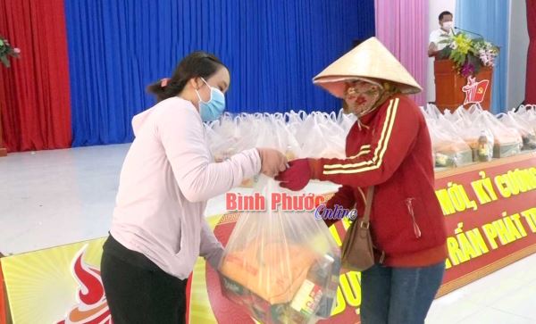 100 phần quà tặng hộ nghèo, người bán vé số ảnh hưởng bởi dịch Covid-19