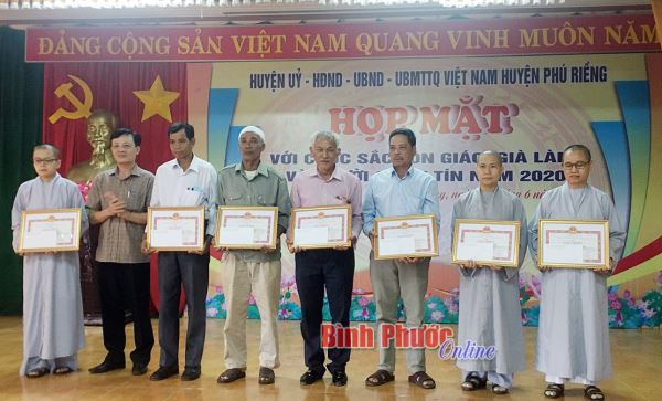 Phú Riềng họp mặt chức sắc tôn giáo, già làng, người có uy tín