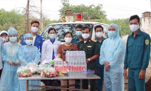 Tặng quà 2 khu cách ly tập trung chống dịch Covid-19