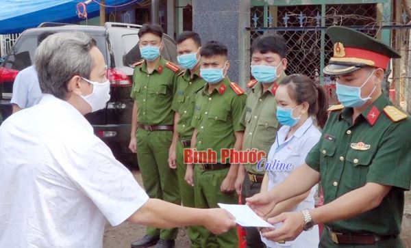 Lãnh đạo Thị ủy Bình Long thăm, tặng quà các chốt kiểm soát dịch