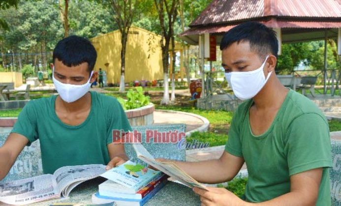 Đại đội 31 &ldquo;đọc s&aacute;ch, b&igrave;nh s&aacute;ch v&agrave; l&agrave;m theo s&aacute;ch&rdquo;