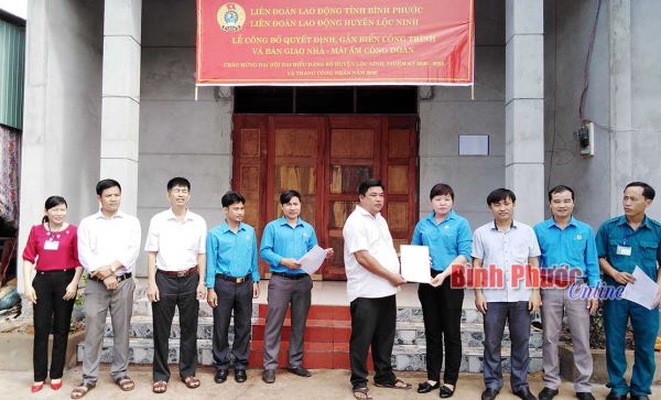 Bàn giao các công trình chào mừng Ðại hội Đảng bộ huyện Lộc Ninh