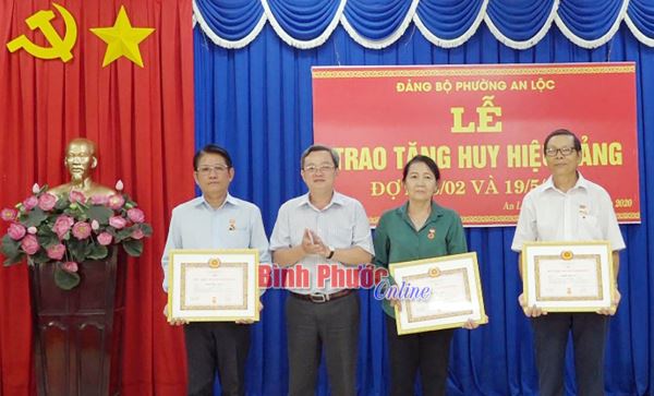 14 đảng viên được trao tặng Huy hiệu Ðảng
