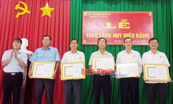 6 đảng viên được trao tặng Huy hiệu Ðảng
