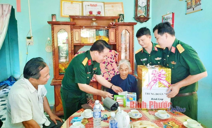 Trung đo&agrave;n 719 tri &acirc;n Mẹ Việt Nam anh h&ugrave;ng