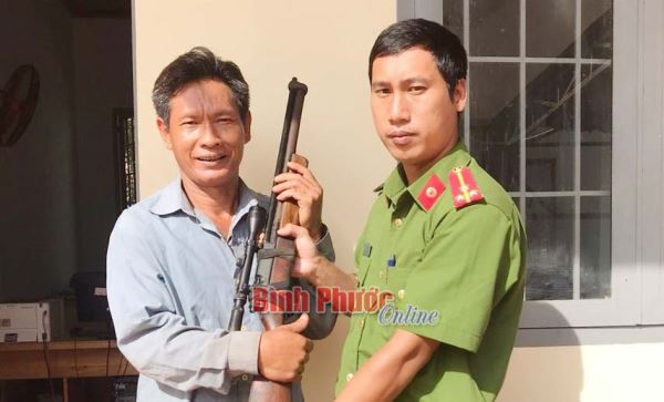 Phú Riềng: Nhân dân giao nộp 7 khẩu súng cồn tự chế