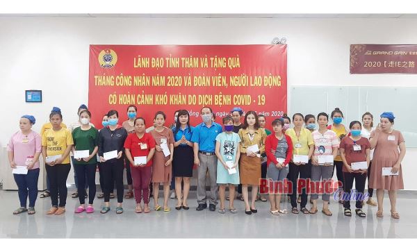 462 phần quà tặng lao động hoàn cảnh khó khăn do dịch Covid-19