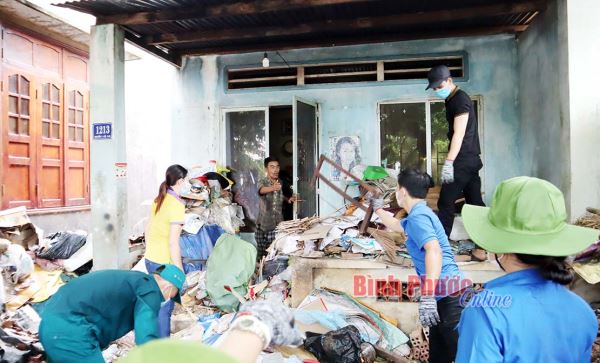 Cưỡng chế thu gom hàng chục tấn rác tại một hộ dân