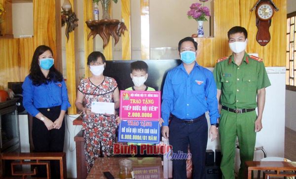 18 học sinh khó khăn được tặng quà 