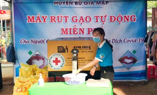 Liên đoàn Lao động Bù Gia Mập vận động  hơn 2 tấn gạo cho máy rút gạo tự động