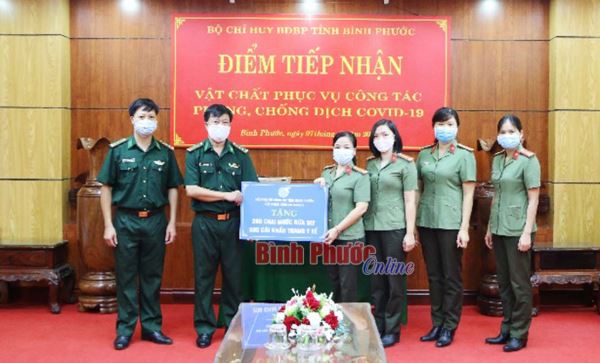 Trao vật tư y tế phòng, chống dịch