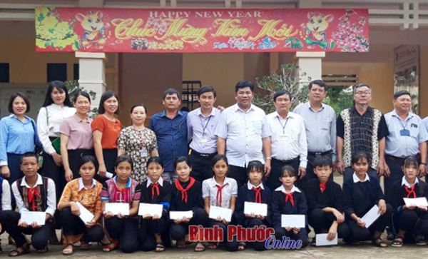 Thứ trưởng, Phó chủ nhiệm Ủy ban Dân tộc thăm Trường phổ thông DTNT Ðồng Phú