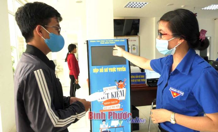 Giúp người dân làm quen với dịch vụ công trực tuyến