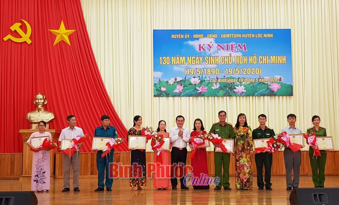 Khắp nơi trong tỉnh trang trọng tổ chức các hoạt động nhân kỷ niệm 130 năm Ngày sinh Chủ tịch Hồ Chí Minh