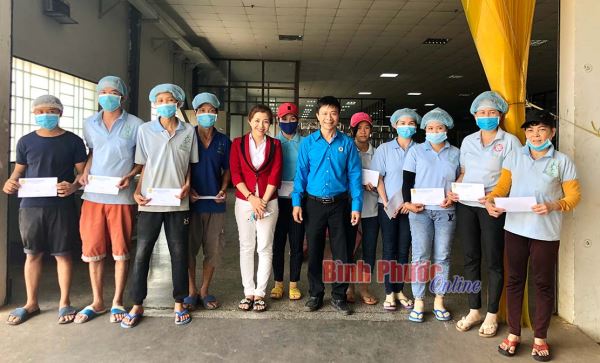 Thăm, tặng quà 35 công nhân lao động hoàn cảnh khó khăn