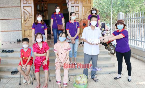 Gần 380 triệu đồng hỗ trợ 2 mẹ con bị bệnh hiểm nghèo