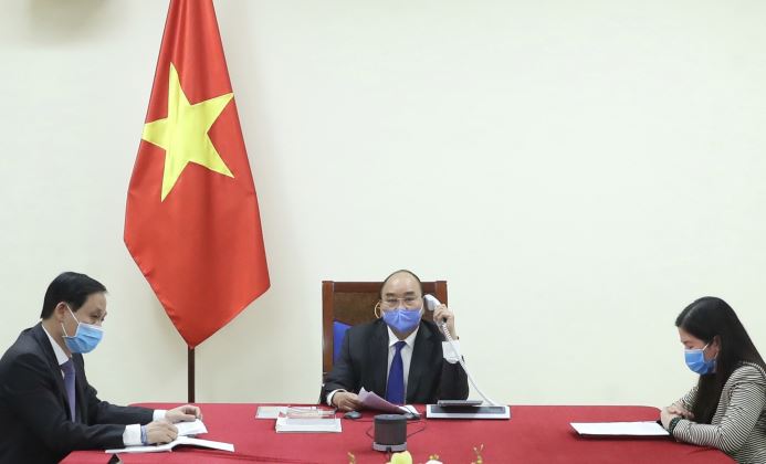 Thủ tướng Nguyễn Xuân Phúc điện đàm với Thủ tướng Trung Quốc về hợp tác chống dịch COVID-19