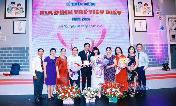 &ldquo;Thuận vợ, thuận chồng t&aacute;t biển Đ&ocirc;ng cũng cạn&rdquo; 