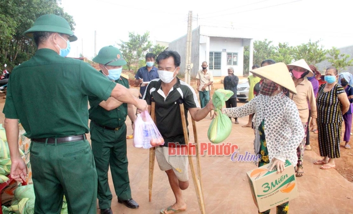 100 hộ khó khăn ở Bù Gia Mập được tặng quà trong đợt dịch Covid-19