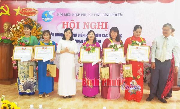 Khen thưởng, biểu dương 19 tập thể và 76 cá nhân phụ nữ điển hình tiên tiến