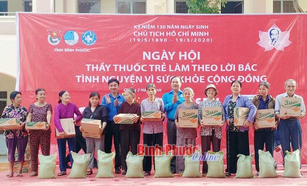 450 lượt người được tặng quà, khám bệnh