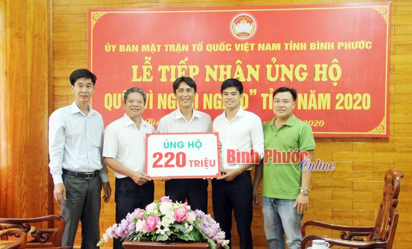 Ủng hộ 220 triệu đồng tiền đấu giá lan quý hiếm cho quỹ “Vì người nghèo” của tỉnh