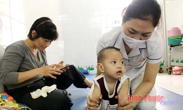 Giúp trẻ khuyết tật cải thiện sức khỏe nhờ vật lý trị liệu