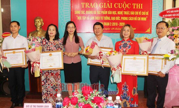 33 tác giả, tác ph&acirc;̉m sáng tác văn học, ngh&ecirc;̣ thu&acirc;̣t được trao giải c&acirc;́p tỉnh
