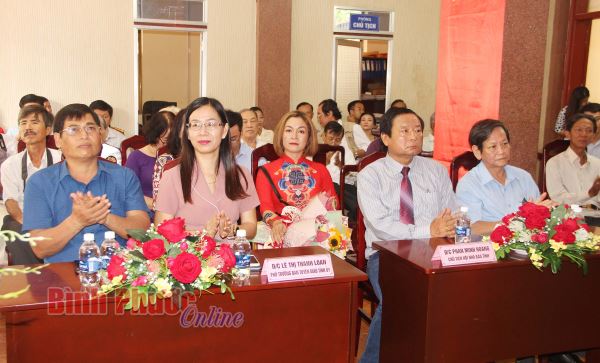 Tạp chí Văn ngh&ecirc;̣ họp mặt c&ocirc;̣ng tác vi&ecirc;n thường xuy&ecirc;n