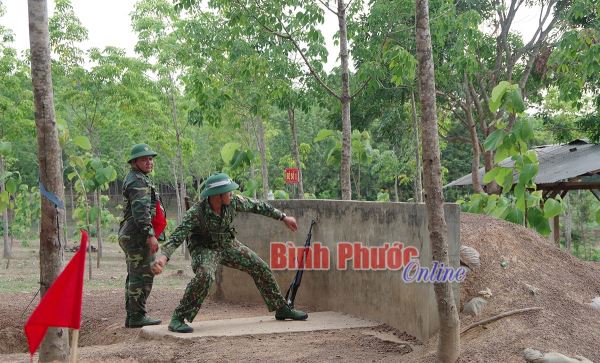 Kiểm tra thực h&agrave;nh bắn s&uacute;ng v&agrave; n&eacute;m lựu đạn