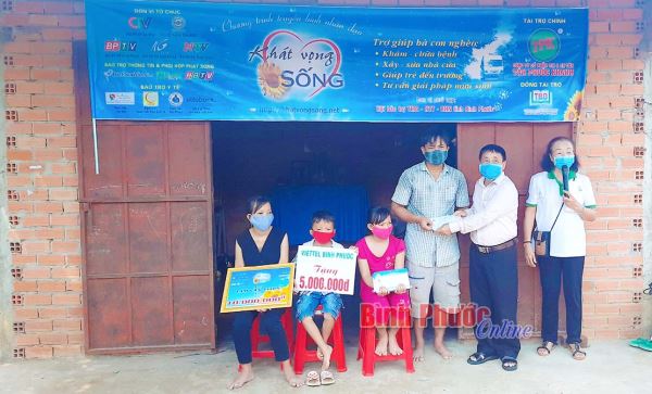  “Khát vọng sống” trao tặng chị Nguyễn Thị Thu Vân 166 triệu đồng