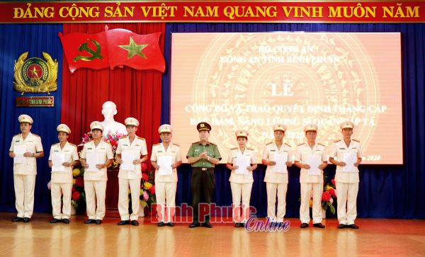 730 c&aacute;n bộ, chiến sĩ được thăng cấp bậc h&agrave;m, n&acirc;ng lương năm 2020