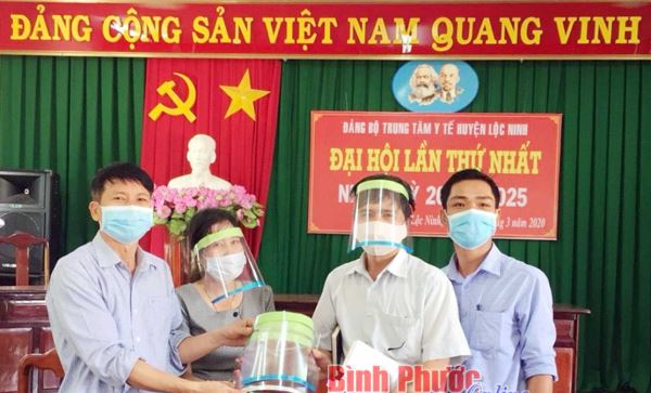 Công đoàn Trung tâm y tế huyện Lộc Ninh tặng kính bảo hộ cho khu cách ly