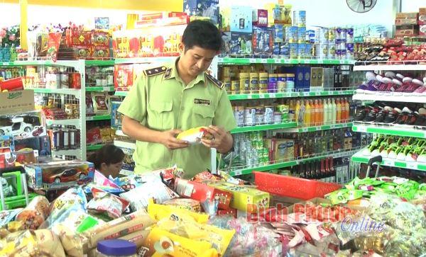 Lộc Ninh ra quân kiểm tra vệ sinh an toàn thực phẩm