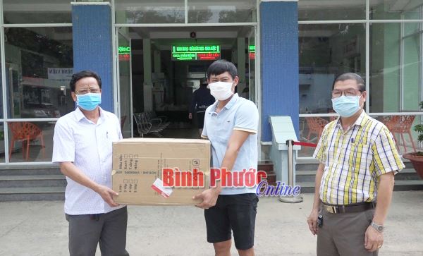 Anh Nguyễn Thanh Xuân tặng 7.500 khẩu trang y tế phòng, chống Covid-19
