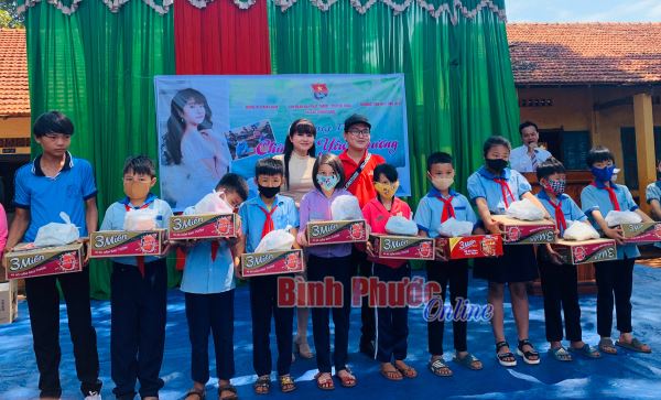 Ca sỹ Cẩm Loan tặng quà và giao lưu tại xã Đức Liễu, huyện Bù Đăng 