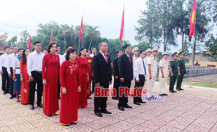 Viếng nghĩa trang liệt sĩ trước Đại hội Đảng bộ huyện Lộc Ninh lần thứ XI